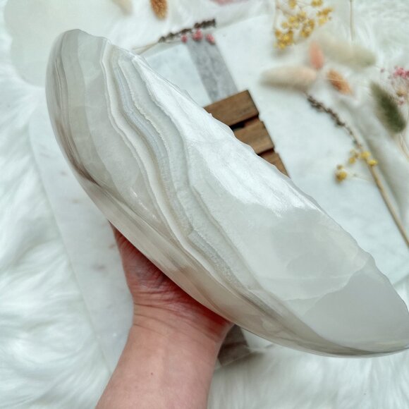 Gorgeous Large Hand Carved Onyx Bowl - Picture 7 of 8